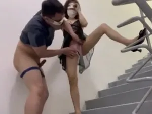 Hai người vợ gã chồng trả bài trên cầu thang cực phê